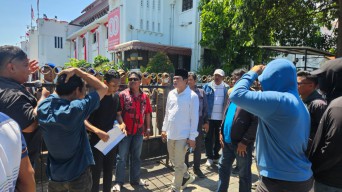 Demo Pemuda-Mahasiswa Soroti Dugaan Kejanggalan APBD Surabaya 2025, Massa Dihadang Preman