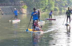 Balapan SUP di Kalimas Angkat Kritik Sosial soal Pencemaran Sungai