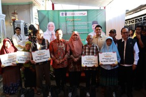 Gubernur Khofifah Turun Langsung Salurkan Bansos di Bulak Banteng