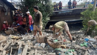 Normalisasi Sungai Kalianak, Pemkot Surabaya Angkut 10 Dump Truck Sampah