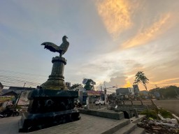Bukan Hiu-Buaya, Begini Makna Ikon Baru Monumen Ayam di Lidah Wetan