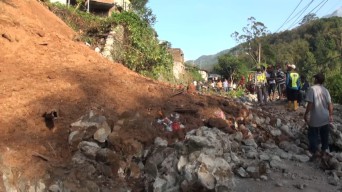 Tebing Longsor Hantam Mobil di Pacet Mojokerto, 2 Orang Terluka