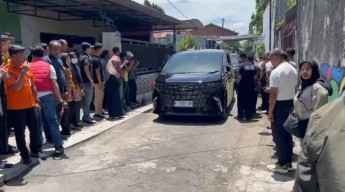 Mantan Anggota Dewan Jatim Desak Gubernur Khofifah Minta Maaf Terkait Kasus Nopol Alphard   