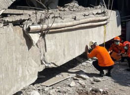 Hari Ketiga Evakuasi Ponpes Al-Khoziny, Brimob Percepat Jalur Evakuasi