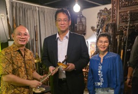 Menteri Purbaya Terima Hibah Pusaka Kyai Udan Mas di Surabaya