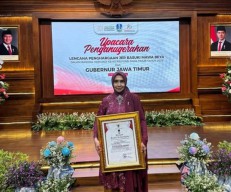 Pengabdian Dr. Etty Harjanti Diapresiasi Pemprov Jatim dengan Lecana Jer Basuki Mawa Beya Perak
