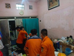 Mayat Pria Telanjang Ditemukan di Rumah Gubeng, Warga Geger