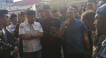 Tiga Mantan Santri di DPRD Surabaya Turun ke Jalan Kecam Trans7