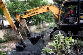 Hadapi Musim Hujan, Pemkot Surabaya Fokus Bersihkan Saluran dan Pompa Air