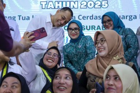 1.379 Orang Tua di Surabaya Diwisuda, Wali Kota Eri: Ukur Keberhasilannya Lewat Anak