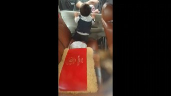 Penyelamatan Anak 1 Tahun Terjebak dalam Mobil di Mojokerto Berjalan Dramatis