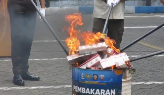 17 Juta Batang Rokok Ilegal Dimusnahkan Bea Cukai dan Satpol PP Jatim