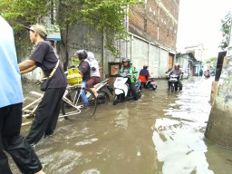 Asemrowo Banjir Lagi, Motor Mogok dan Warga Kritik Proyek Saluran Air