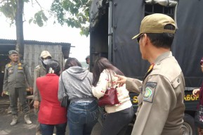 Belasan PSK Terjaring Razia Satpol PP di Warkop Krembung