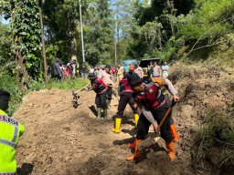 Polres Batu dan Warga Bersihkan Longsor di Ngantang, Jalan Malang–Blitar Pulih