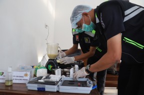 Polres Tanjung Perak Lakukan Uji Food Safety untuk Makanan Ribuan Siswa