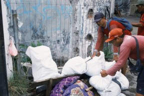 Awas! Buang Kasur ke Sungai Surabaya Bisa Kena Denda Rp50 Juta dan Masuk Bui