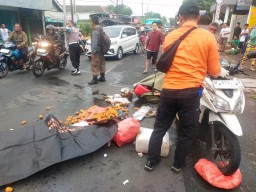Truk Tabrak dan Lindas Pemotor di Lakarsantri, Pengemudi Kabur