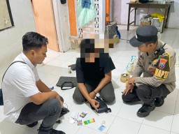 Laporan Warga ke 110, Polisi Banyuwangi Gerebek Kos dan Sita Ratusan Pil Terlarang