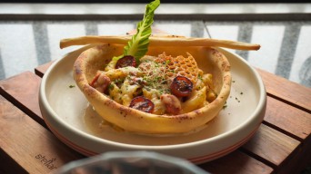 Pizza Pasta, Menu Baru Aston Inn Jemursari Bikin Pecinta Keju Jatuh Cinta!