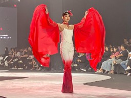 Koleksi ‘Blood’ Jadi Sorotan SFP 2025, Migi Rihasalay Angkat Narasi Luka dan Pengorbanan