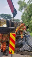 Jalan Bergelombang, Truk Bermuatan Enam Ton Terguling di Jalan Raya Made Surabaya