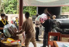 Enam Truk Bantuan Polda Jatim Masuk Lumajang untuk Korban Semeru