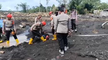 Pasca Erupsi Semeru, Ratusan Polisi Evakuasi Barang Warga dan Bersihkan Rumah Terdampak