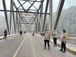 Polisi Jaga Besuk Koboan, Warga Diminta Waspada Lahar Semeru