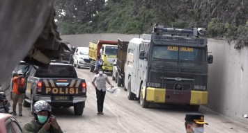 Debu Semeru Tutupi Jembatan Besuk Kobokan, Polri Kerahkan Water Cannon untuk Pembersihan