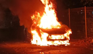 Diduga Korsleting Lampu Modifikasi, Mobil Mewah di Surabaya Terbakar