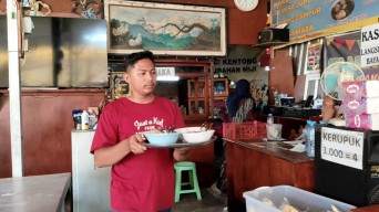 Dua Dekade Berjualan di Gang, Bakso Legendaris Mojokerto Diserbu Pembeli Tiap Hari