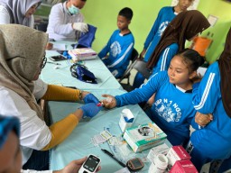 PT PIM Fasilitasi Pemeriksaan Kesehatan di SMP 1 Ngoro