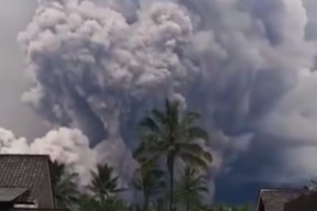 Polres Lumajang Jemput Paksa Warga di Zona Rawan Erupsi Gunung Semeru