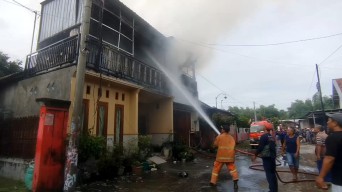 Industri Rumahan Sepatu di Mojokerto Terbakar, Seorang Pekerja Terluka