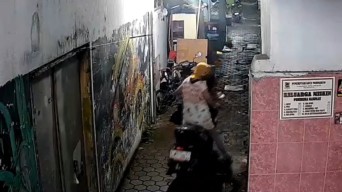 Pakai Daster dan Jilbab, Pencuri Motor Nyamar Wanita di Mojokerto Terekam CCTV