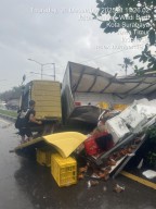 Truk Boks Terguling di Surabaya, Muatan Ayam dan Cumi Berhamburan