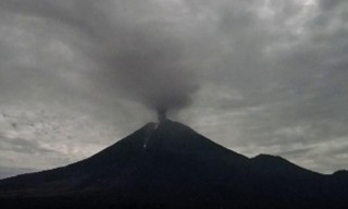 Gunung Semeru 5 Kali Erupsi Beruntun, Kolom Abu Tergantung Hingga 1000 Meter