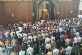 Polda Jatim Gelar Salat Gaib untuk Korban Bencana Sumatera