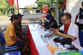 Jelang Nataru 2026, Polda Jatim Adakan Tes Urine Pengemudi Angkutan Umum dan Ojol   