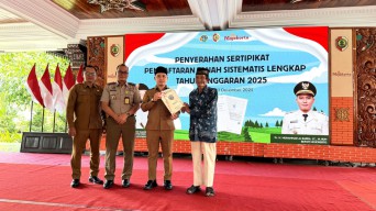 Pemkab Mojokerto Serahkan 8.100 Sertifikat PTSL Tahun 2025