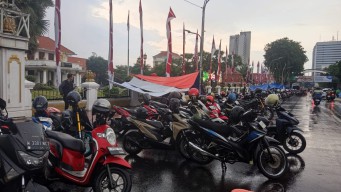 Dua Hari Duduki Grahadi, Ratusan Karyawan PT Pakerin Tuntut Upah Dibayar