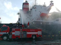 Kapal Kontainer Terbakar di Tanjung Perak, Damkar Berjibaku Empat Jam