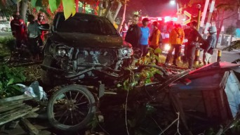 Hindari Truk, Toyota Innova Tabrak PJU dan Rombong di Jalan Rajawali Surabaya