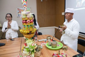 Peringati HGN, 2000 Guru di Surabaya Gelar Doa Lintas Agama