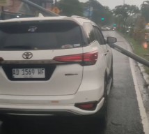 Akibat Pohon Tumbang, Tiang Listrik Timpa Mobil di Gunung Sari Surabaya