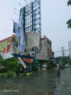 Dihantam Hujan Deras Angin Kencang, Reklame di Jalan Adityawarman Porak-Poranda
