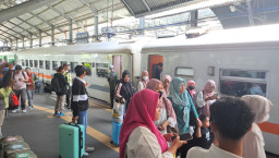 Stasiun Daop 8 Surabaya Diserbu, 40 Penumpang Naik Kereta di Malam Tahun Baru