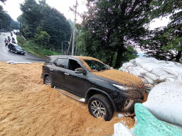 Fortuner Rem Blong di Pacet, Nyungsep di Jalur Penyelamat