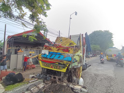 Diduga Sopir Mengantuk, Truk Cabai Tewaskan Pemotor di Mojokerto